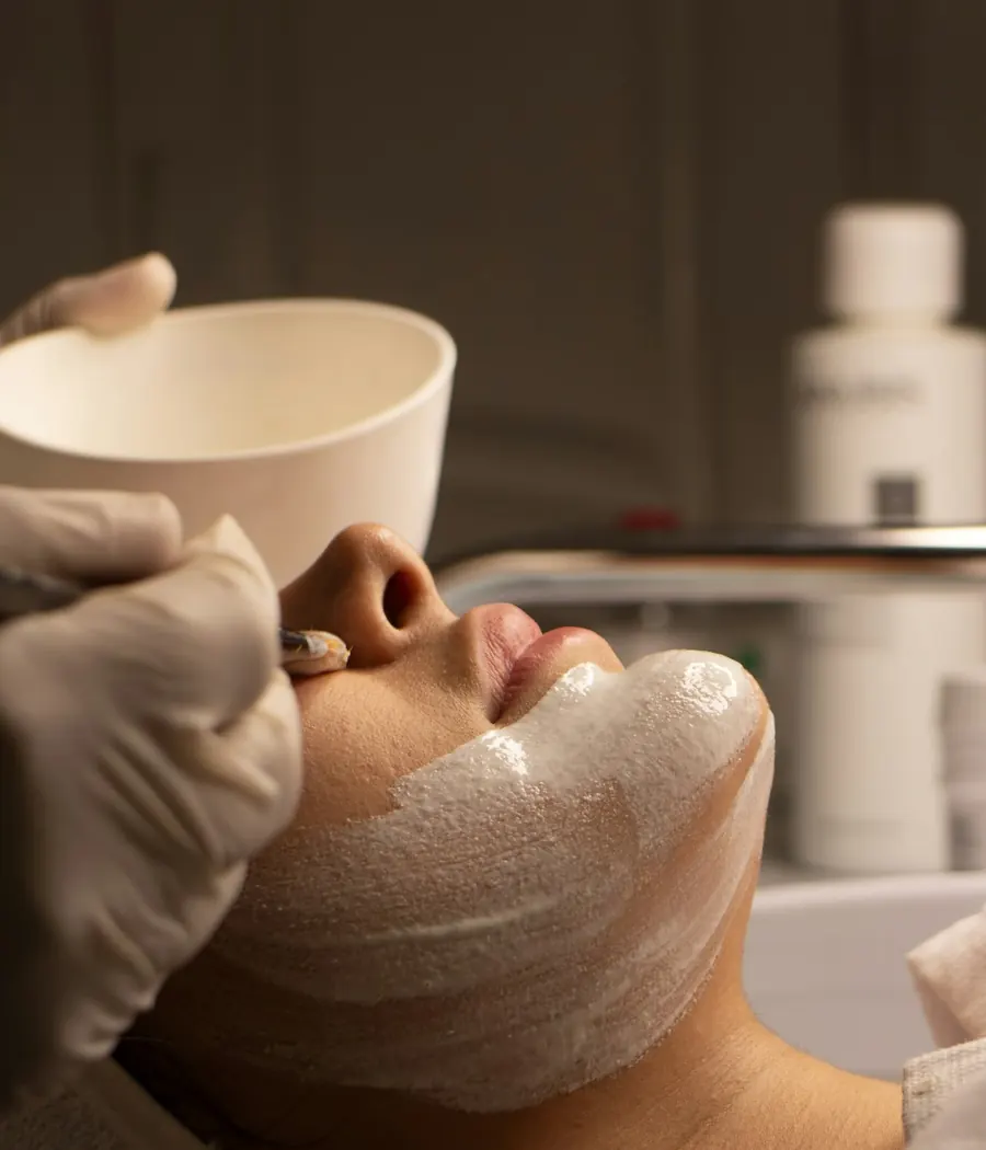 Cliente recebendo tratamento facial em ambiente acolhedor